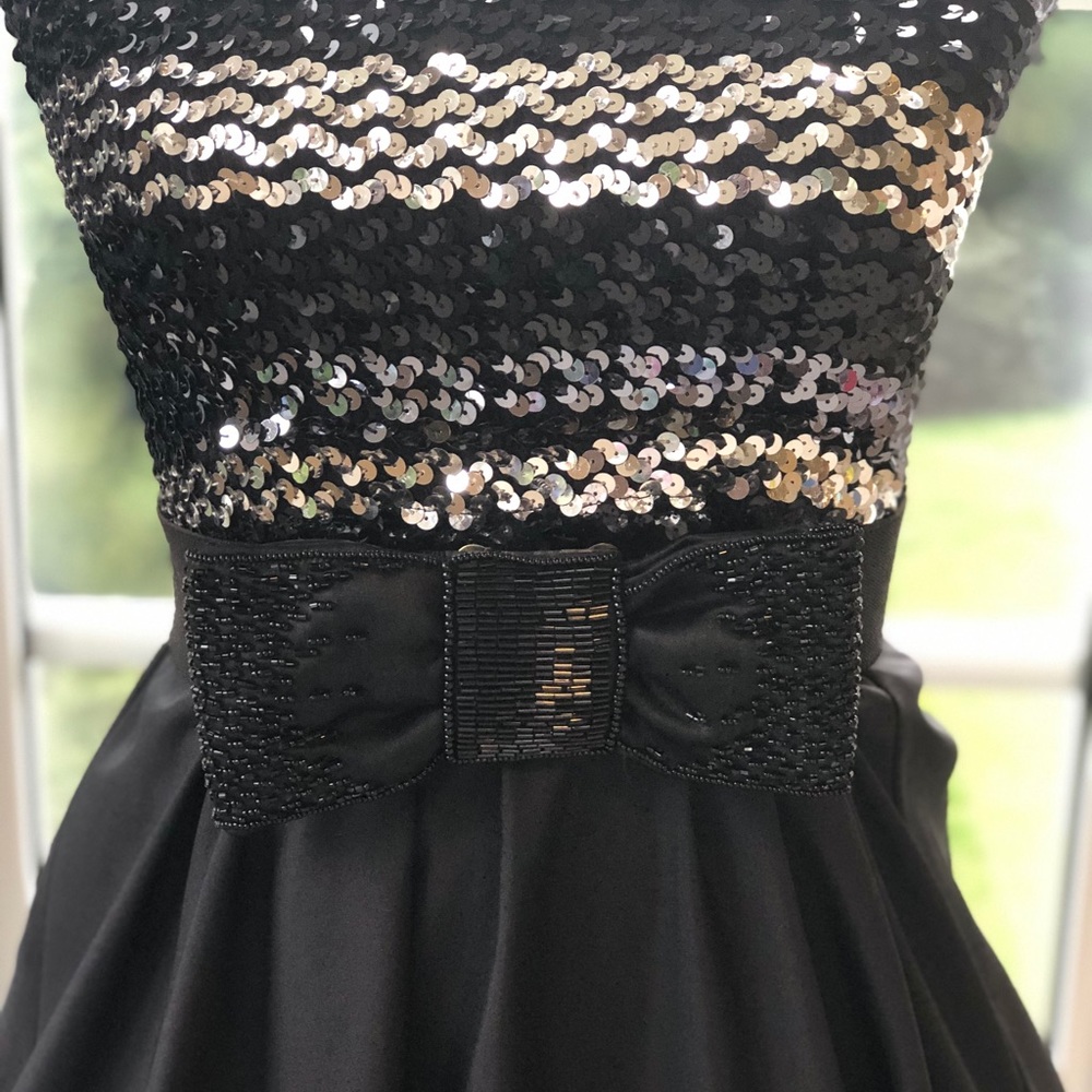 Stunning Strapless Sequined Special Occasion Dress - image 4